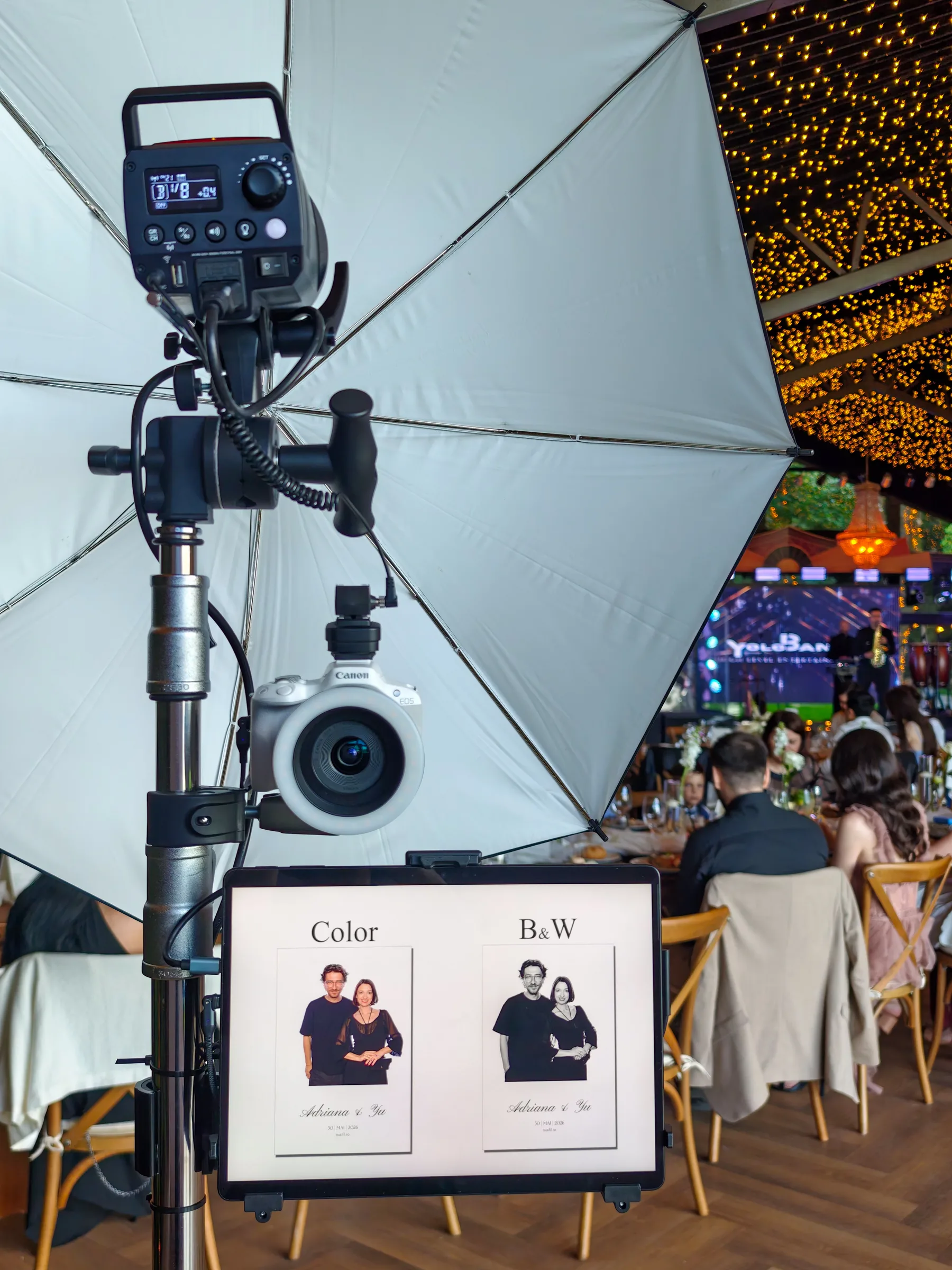 Invitați în fața cabinei foto Studio Booth